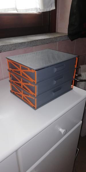 cassettiera in PLA arancione e grigio Amazonbasic