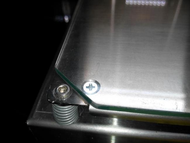 Allargamento vetro e stabilizzazione piano con viti svasate.jpg